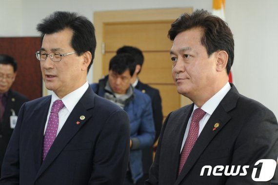 이시종 충북지사(왼쪽)와 김병우 충북도교육감 © News1 DB