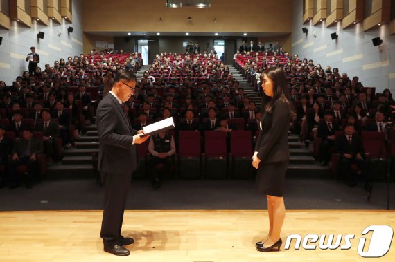 기술보증기금은 23일 오전 부산 기보 본점 대강당에서 '2019년 신입직원 입사식'을 진행했다. (기보 제공) / 2019.12.23 © 뉴스1