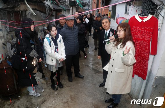 전북 전주 성매매집결지인 선미촌 내에서 열리는 '지붕 없는 미술관 기획전' /뉴스1