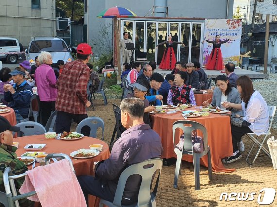 전북 전주 성매매집결지인 선미촌 내에서 열리고 있는 잔치. /뉴스1