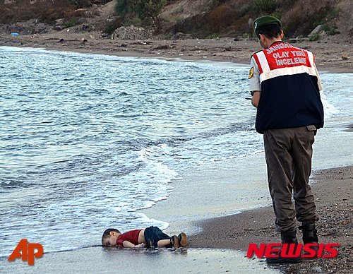 【AP/뉴시스】2015년 9월2일, 터키 구조대원이 해변에 떠내려온 아일란 쿠르디의 시신 현장을 조사하고 있다. 3살된 아일란은 시리아 난민으로 터키 항구에서 배를 타고 그리스 섬으로 가던 중 얼마 못 가 익사하고 말했다. 2016.12.23.