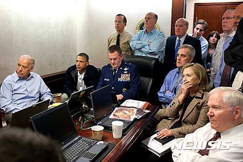 【백악관 ·AP/뉴시스】힐러리 클린턴 미국 민주당 대선후보(오른쪽 두번째)가 국무장관 시절인 2011년 5월 1일 워싱턴 백악관 상황실에서 버락 오바마 대통령(왼쪽 두번째) 및 안보팀과 함께 알카에다 지도자 오사마 빈 라덴 사살 작전 진행 과정을 스크린으로 지켜보며 놀란 듯 손으로 입을 가리고 있다. 2019.12.23.