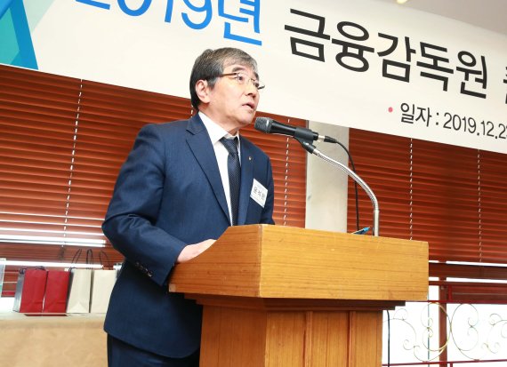 윤석헌 금융감독원장이 23일 서울 여의도에서 열린 송년 기자간담회에서 기자들의 질문에 답하고 있다. 금융감독원 제공