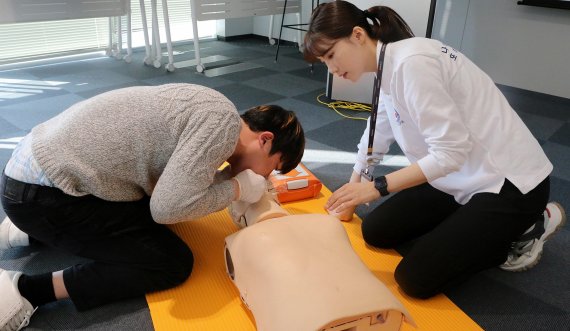 에어부산 교관이 교육생에게 심폐소생술 교육을 실시하고 있다. 에어부산 제공