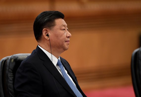 지난해 12월 베이징에서 열린 중일 정상회담에서 시진핑 중국 국가주석이 통역기를 끼고, 아베 신조 일본 총리의 발언을 듣고 있다. 로이터 뉴스1