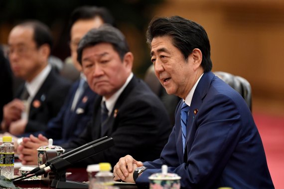 지난해 12월 23일 중국 베이징에서 열린 중일정상회담에서 아베 신조 일본 총리가 시주석을 향해 발언을 하고 있다. 로이터 뉴스1