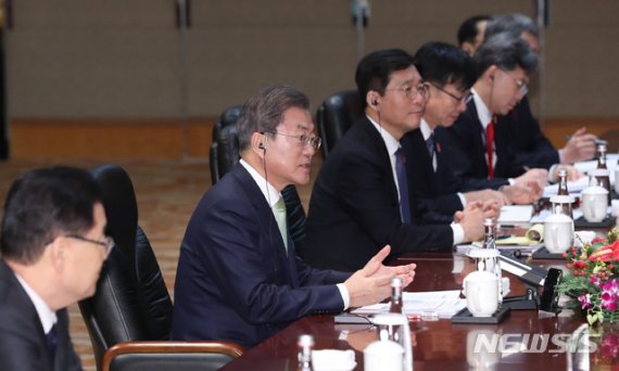 文대통령-아베, 15개월 만 정상회담…징용-수출규제 논의
