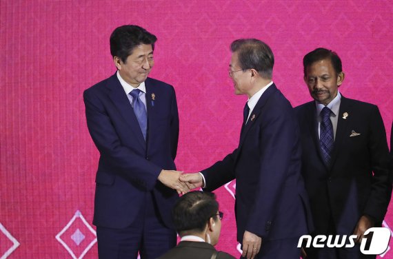문재인 대통령과 아베 일본 총리가 4일 방콕 임팩트 포럼에서 열린 역내포괄적경제동반자협정(RCEP)에서 기념촬영 전 악수하고 있다. (청와대 제공) 2019.11.5/뉴스1