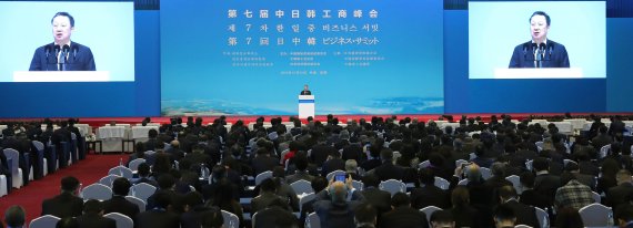 박용만 대한상의 회장이 24일 중국 쓰촨성 청두에서 대한상공회의소, 일본경제단체연합회, 중국국제무역촉진위원회(CCPIT)와 공동으로 개최한 ‘한·일·중 비즈니스 서밋’에서 개회사를 하고 있다.