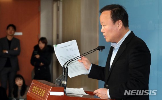 김재원 자유한국당 정책위의장이 24일 오전 서울 여의도 국회 정론관에서 긴급 기자회견을 갖고 공직선거법 일부개정법률안에 대한 수정안을 보여주며 연동형비례대표제를 포함한 선거법의 문제점을 제기하고 있다.