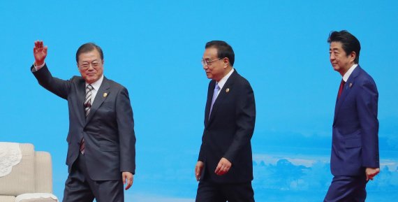 문재인 대통령과 리커창 중국 국무원 총리, 아베 신조 일본 총리가 24일 중국 쓰촨성 청두 세기성 박람회장에서 열린 제7차 한중일 비즈니스 서밋에 참석하고 있다. /사진=뉴시스