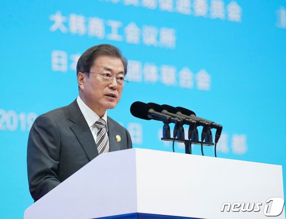 문재인 대통령이 24일 중국 쓰촨성 청두 세기성 박람회장에서 열린 제7차 한중일 비즈니스 서밋에 참석해 기조발언하고 있다. (청와대 페이스북) 2019.12.24/뉴스1