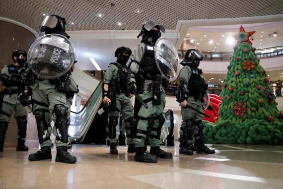 홍콩 시내 침사추이 인근 쇼핑몰에서 24일 경찰들이 민주화 시위대를 막기 위해 대기하고 있다.로이터뉴스1