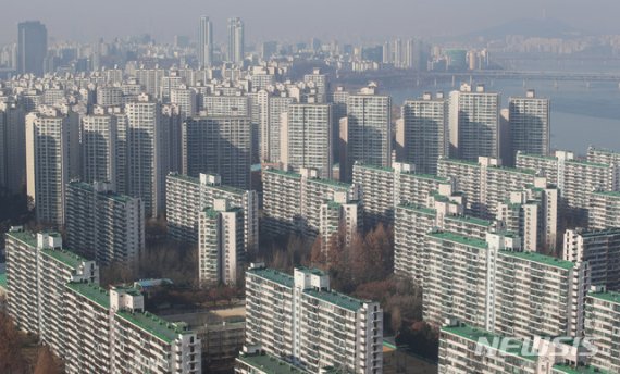 주택산업연구원이 내년 서울 집값이 1.0%(아파트 1.2%) 오를 것이라고 전망했다. 이에 앞서 건설산업연구원이 2020년에 서울 집값 하락 전환을 예상했는데 두 기관이 서로 다른 전망을 내놓은 것은 이번이 처음이다.