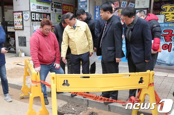 지난해 12월 5일 열수송관 누수사고가 발생한 고양시 백석동에서 이재준 고양시장(왼쪽 두번째)이 현장을 살펴보고 있다. /사진제공=고양시청 News1