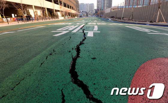 지난 2017년 2월 15일 경기도 고양시 일산동구 백석동 요진와이시티와 고양종합버스터미널 사이도로에서 땅꺼짐 현상이 발생해 도로가 갈라져 있다. 지난 6일 요진 와이시티 상가 옆 중앙로에서 땅꺼짐 현상이 발생 한지 8일 만인 14일 오후 이곳에서 다시 땅꺼짐 현상과 균열이 발생했다. 현재 이곳에서는 28층 고층 건물을 짓기 위해 터파기 공사가 진행 중이다. 2017.2.15/뉴스1 © News1 황기선 기자