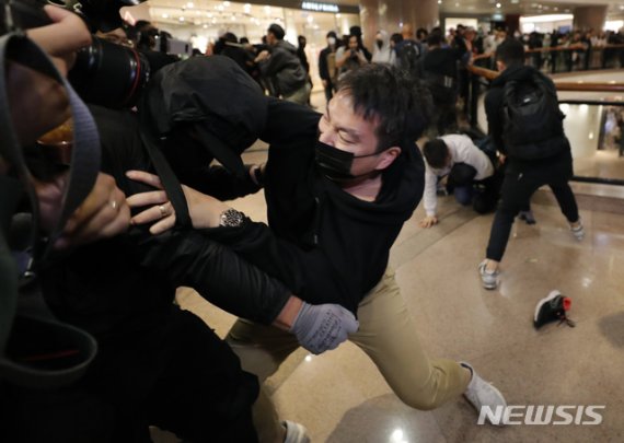 [홍콩=AP/뉴시스] 24일 밤 홍콩의 쇼핑몰에서 사복 경찰이 시위대를 체포하고 있다. 이날 도심 곳곳에서 수천명이 민주화 시위를 벌였다. 2019.12.25