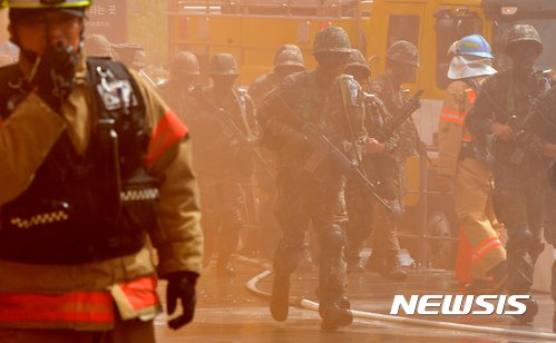 【서울=뉴시스】을지프리덤가디언(UFG) 연습과 연계해 민방위훈련이 실시된 지난 2017년 8월 23일 오후 서울 강남구 수서역에서 미상 포격을 가상한 긴급구조종합훈련에서 군인들이 현장으로 투입되고 있다. (사진= 뉴시스 DB)