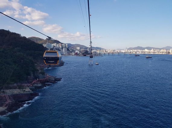 부산시가 시민 등을 대상으로 2019년 시만행복뉴스에 '사람중심 보행도시 조성'이 2위로 뽑혔다. 송도해상케이블카에서 바라본 해변 약 8000만년 전 백악기 말 이후의 지각 변형 과정을 한눈에 볼 수 있는 '송도반도 지질공원' 갈맷길. .사진=노주섭 기자.