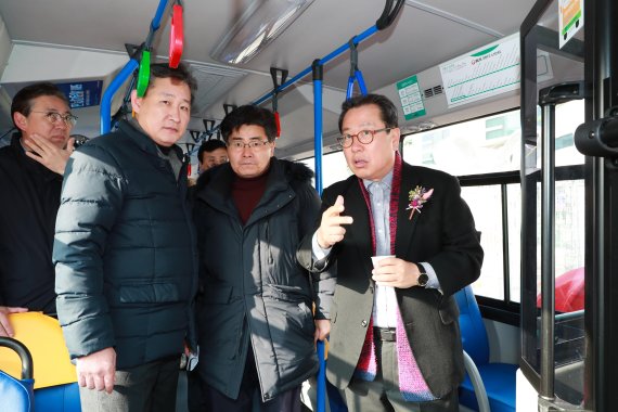 조광한 남양주시장(오른쪽) 땡큐버스 탑승. 사진제공=남양주시