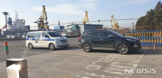 [광양=뉴시스]김석훈 기자 = 포스코 광양제철소 내 페로망간공장에서 24일 발생한 폭발 사고의 원인을 조사하기 위해서 25일 오전 국립과학수사연구원 차량 등이 광양제철소 남문을 통과하고 있다. 국립과학수사연구원과 광양경찰서, 노동부, 소방방재청의 인력 20명이 합동감식을 실시했다. 2019.12.25. kim@newsis.com