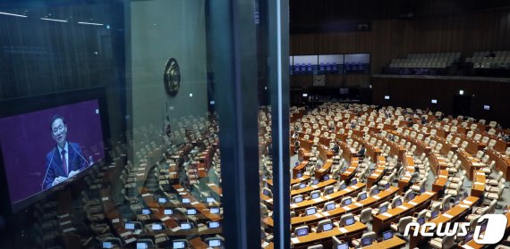 정유섭 자유한국당 의원이 25일 오후 서울 여의도 국회에서 열린 제372회 국회 (임시회) 본회의에서 공직선거법 일부개정법률안에 대한 필리버스터(합법적 의사진행 방해)를 하고 있다. 뉴스1