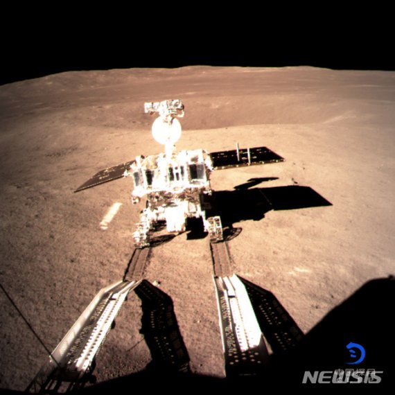 【서울=뉴시스】인류 사상 최초로 달 뒷면에 착륙한 중국 달 탐사선 창어 4호의 탐사차인 '위투(옥토끼)-2호가 3일 탐사를 시작했다. 중국 국가항천국이 공개한 위투-2 바퀴 사진. 이 사진은 착륙기에 탑재된 카메라가 촬영해 통신 중계위성 '췌차오'를 통해 지구로 전송한 것이다. <사진출처: 국가항천국 사이트> 2019.01.04