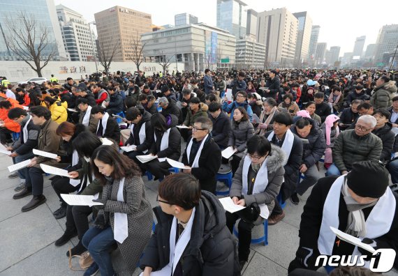 25일 오후 서울 광화문광장에서 스텔라데이지호 가족들이 참석한 가운데 고난받는 이들과 함께하는 성탄절 연합예배가 열리고 있다. 2019.12.25/뉴스1 © News1 신웅수 기자