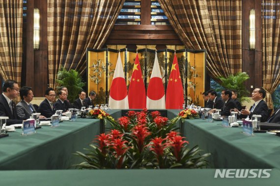 [청두=AP/뉴시스]리커창 중국 국무원 총리(오른쪽)와 아베 신조 일본 총리가 지난 25일 중국 쓰촨성 청두시에서 회담을 가지고 있다. 2019.12.26.