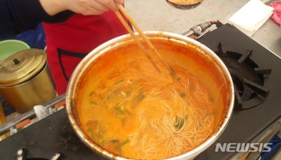 [옥천=뉴시스]충북 옥천의 향토음식이자 별로로 소문난 청산 생선국수 끓이는 모습.(사진=옥천군 제공) photo@newsis.com
