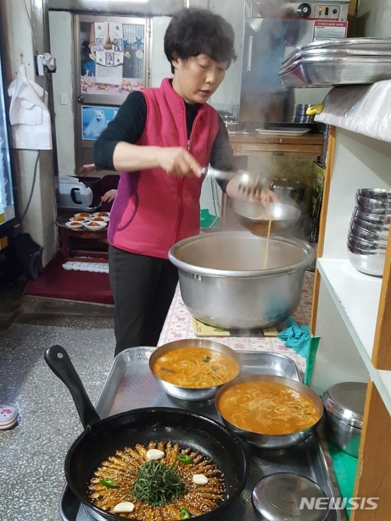 [옥천=뉴시스]충북 옥천 청산 '선광집' 이미경 사장이 진하게 끓여낸 생선국수와 도리뱅뱅을 손님상에 내기 위해 그릇에 담고 있다.2019.12.22. sklee@newsis.com