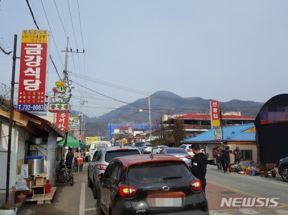 [옥천=뉴시스]충북 옥천 청산면 소재지 내 생선국수 음식거리에 줄지어 있는 생선국수집.2019.12.22. sklee@newsis.com