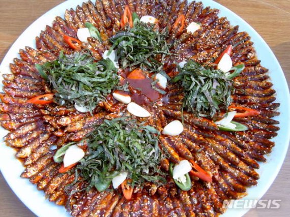 [옥천=뉴시스]충북 옥천의 향토음식 '도리뱅뱅'. 작은 민물고기를 프라이팬에 동그랗게 놓는다고 해 붙여진 이음으로 바삭하고 고소한 맛이 일품이다.(사진=뉴시스 DB) photo@newsis.com