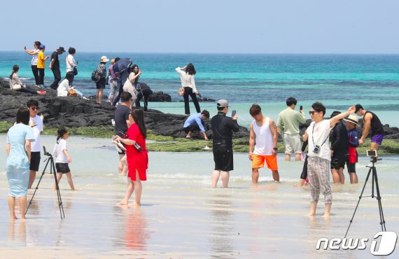 제주시 한림읍 협재해수욕장에서 관광객들이 해변을 산책하며 이른 더위를 식히고 있다. 2019.5.24 /뉴스1 © News1