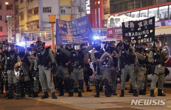 [홍콩=AP/뉴시스] 25일 저녁 홍콩 경찰들이 도심에서 경계를 강화하고 있다. 2019.12.26