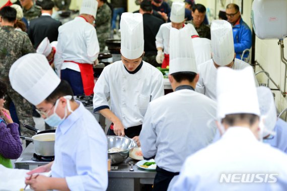 [서울=뉴시스]'찾아라! 군대 최고의 요리왕’에 참가한 각 군 최고 조리병들이 기량을 발휘하고 있다. (뉴시스DB)