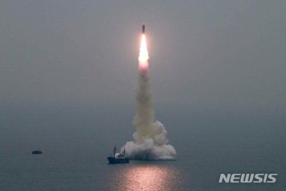 북한이 지난해 12월 신형 잠수함발사탄도미사일(SLBM) '북극성-3'형 시험발사를 진행하고 있다. 이 미사일인 일본 홋카이도(北海道) 동쪽 해상 2000㎞ 부근에 낙하했다. /사진=뉴시스