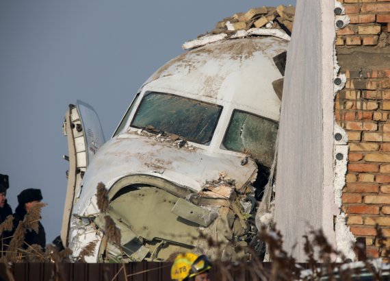 Emergency and security personnel are seen at the site of the plane crash near Almaty, Kazakhstan, December 27, 2019. REUTERS/Pavel Mikheyev /REUTERS/뉴스1 /사진=