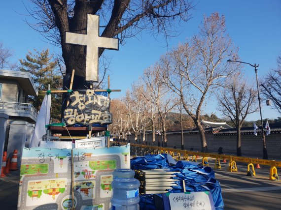 청와대 인근 효자동 삼거리 도로에 걸려있는 십자가/사진=이진혁 기자