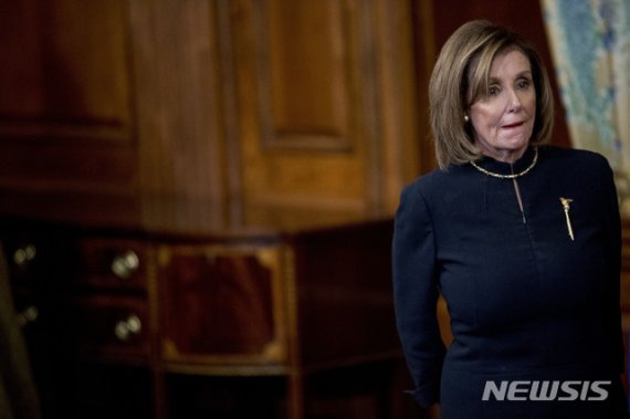 [워싱턴=AP/뉴시스]낸시 펠로시 미국 민주당 하원의장이 지난 18일 의회에서 탄핵안 표결 이후 기자회견을 갖는 모습. 2019.12.27.