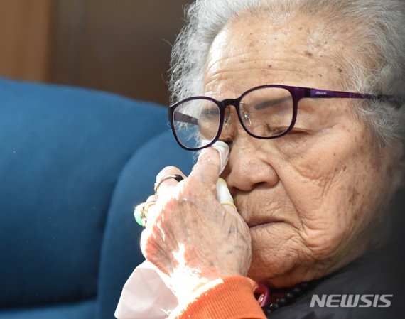 위안부 할머니의 눈물 "4년 기다림의 결론이 각하인가"