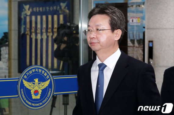 반기수 화성연쇄살인사건 수사본부장(경기남부청 2부장)이 지난 17일 오전 경기도 수원시 장안구 경기남부지방경찰청에서 사건 관련 브리핑을 위해 이동하고 있다. 2019.12.17/뉴스1 © News1 조태형 기자