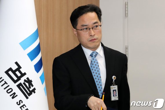 지난 23일 오후 경기도 수원시 영통구 수원지방검찰청에서 이진동 수원지검 2차장 검사가 이춘재 연쇄살인 8차 사건 재심 결정 여부 의견 제출과 관련해 공식 입장 발표를 준비하고 있다. 2019.12.23 /뉴스1 © News1 조태형 기자