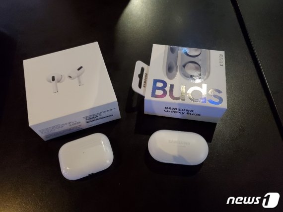 애플의 에어팟 프로 케이스(왼쪽)와 삼성전자의 갤럭시버즈 케이스. © 뉴스1