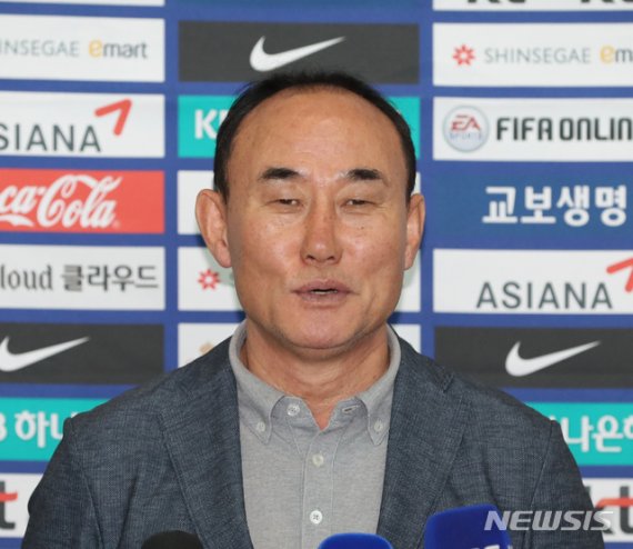 김학범 U-23 축구대표팀 감독이 28일 오후 인천공항에서 말레이시아 쿠알라룸푸르 전지훈련을 위해 출국하기에 앞서 기자들과 인터뷰하고 있다. U-23 축구대표팀은 전지훈련 후 태국에서 열리는 아시아축구연맹(AFC) U-23 챔피언십에 참가한다. 사진=뉴시스