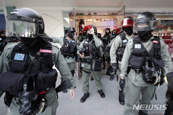 [홍콩=AP/뉴시스] 28일 중국 보따리상들에게 인기 많은 홍콩의 쇼핑몰에서 경찰들이 모여들고 있다. 이날 시위대는 셩슈이 지역의 랜드마크 노스 쇼핑몰 등에서 중국 병행수입자들을 향해 물러나라고 비난했다. 2019.12.18.