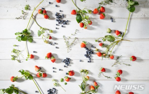 [서울=뉴시스]그랜드 하얏트 인천 '스웰 라운지'의 '딸기 뷔페'