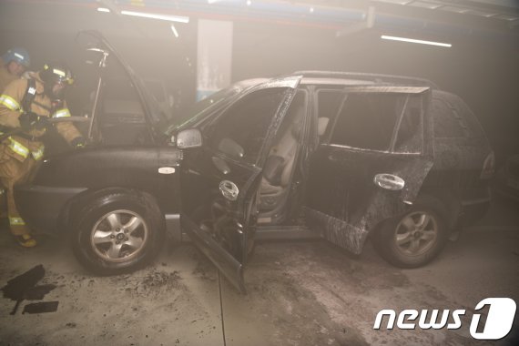 28일 오후 11시 35분께 대전 중구 용두동의 한 아파트 지하주차장에서 주차된 차에서 불이 나 소방대원들이 불을 끄고 있다.(서부소방서 제공)© 뉴스1