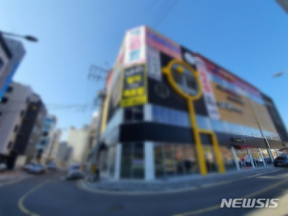 [창원=뉴시스] 강경국 기자 = 현직 경찰 간부가 조직폭력배와 함께 민간인을 감금하고 허위 진술을 강요했다는 신고가 접수된 경남 진주시 초장동의 대형 주차빌딩과 주변. 2019.12.29.kgkang@newsis.com