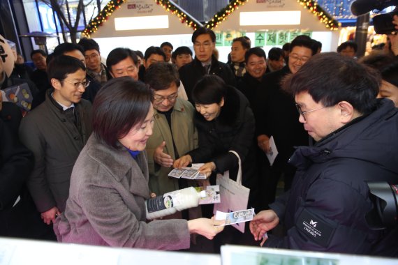 박영선 중소벤처기업부 장관(앞줄 왼쪽 첫번째)이 지난 28일 서울 신촌 연세로에서 열린 2020년 가치삽시다 행사에 방문해 소상공인 제품 구입과 함께 크리스마스마켓 참여자들과 인사를 나눴다. 중기부 제공